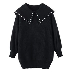 Chic black sweater with pearl